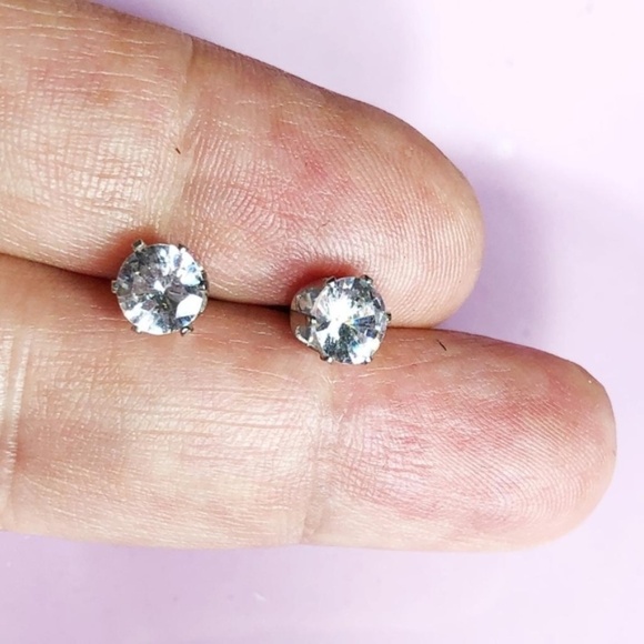 SOLITAIRE DIAMOND style  STUDS - Picture 2 of 2
